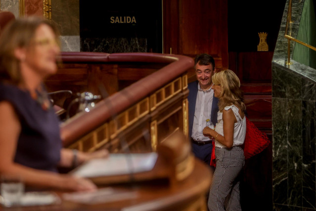 Archivo - La vicepresidenta segunda y ministra de Trabajo y Economía Social, Yolanda Díaz, y el portavoz del PNV en el Congreso, Aitor Esteban, conversan en una sesión plenaria, en el Congreso