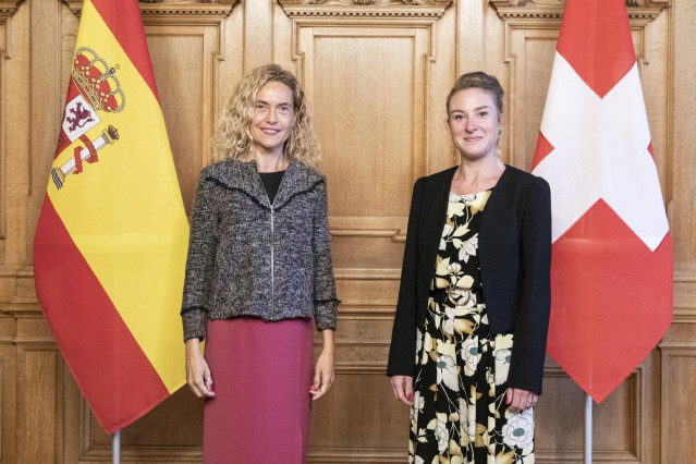 La presidenta del Congreso, Meritxell Batet, con la presidenta del Consejo Nacional suizo, Irène Kälin.
