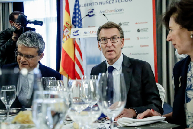 El presidente de la Cámara de Comercio de Estados Unidos en España, Jaime Malet (i) y el presidente del Partido Popular, Alberto Núñez Feijóo (c), durante un almuerzo informativo organizado por la Cámara de Comercio de EE.UU en España (AmChampain), en el