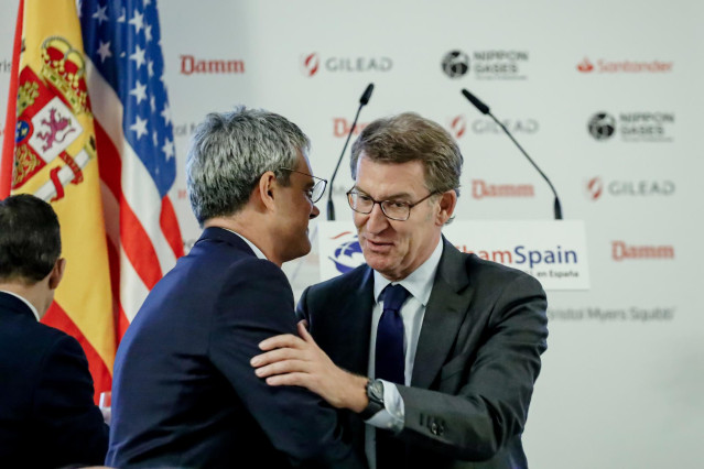 El presidente de la Cámara de Comercio de Estados Unidos en España, Jaime Malet (i), saluda al presidente del PP, Alberto Núñez Feijóo (d), se saludan durante un almuerzo informativo organizado por la Cámara de Comercio de EE.UU en España (AmChampain), en