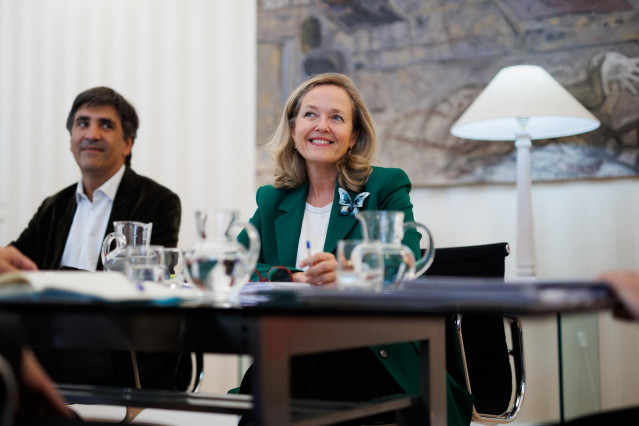 La vicepresidenta primera y ministra de Asuntos Económicos y Transformación Digital, Nadia Calviño (i), y el secretario de Estado de Economía y Apoyo a la Empresa, Gonzalo García Andrés, durante una reunión, en la Real Casa de Correos, a 28 de septiembre
