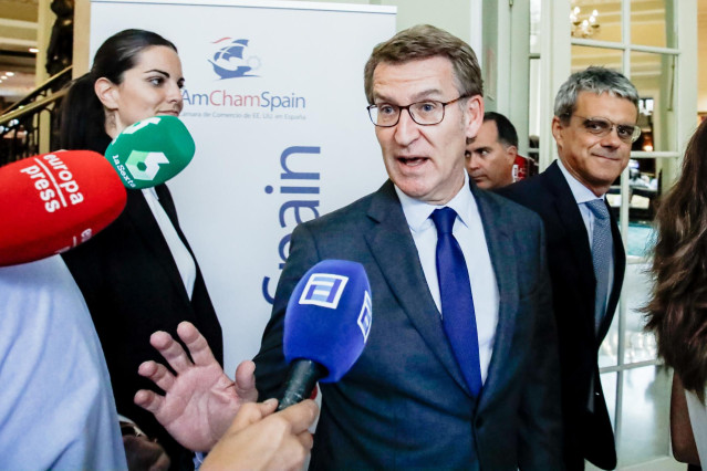 El presidente del PP, Alberto Núñez Feijóo, ofrece declaraciones a los medios a su llegada a la Cámara de Comercio de Estados Unidos en España