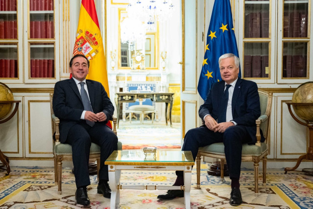 El ministro de Asuntos Exteriores, José Manuel Albares aborda con el comisario europeo de Justicia la situación del estado de derecho en la UE