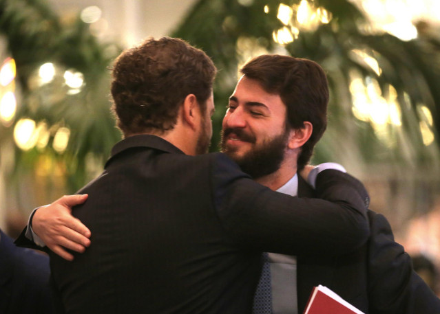 Archivo - El portavoz parlamentario de Vox, Iván Espinosa de los Monteros (i), y el vicepresidente de la Junta de Castilla y León, Juan García-Gallardo, se abrazan en un desayuno informativo