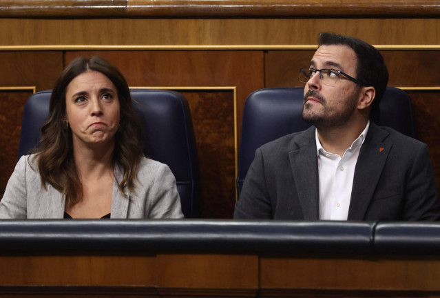 La ministra de Igualdad, Irene Montero (i) y el ministro de Consumo, Alberto Garzón (d), durante una sesión de control al Gobierno