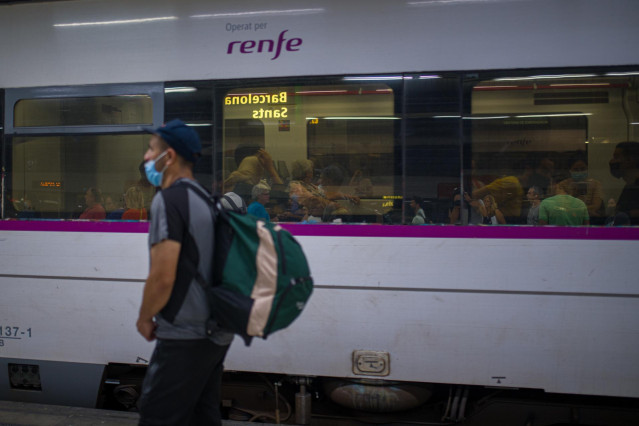 Viajeros en el interior de un tren en uno de los andenes de la estación de Sants, a 9 de septiembre de 2022, en Barcelona, Catalunya (España).