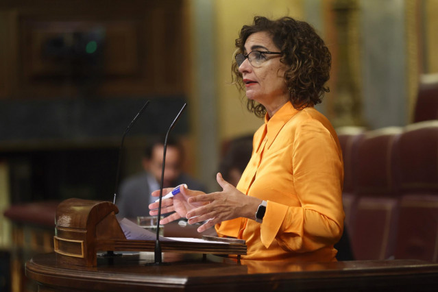 La ministra de Hacienda, María Jesús Montero, interviene durante una sesión plenaria, a 28 de septiembre de 2022, en Madrid (España). Durante la sesión plenaria se ha debatido la convalidación o derogación del Real Decreto ley 16/2022, para la mejora de l