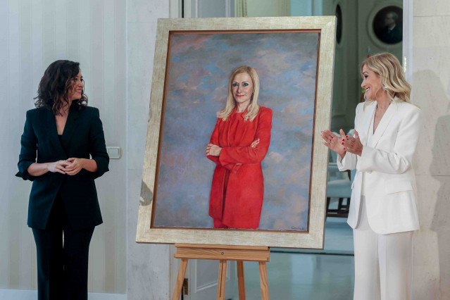 La expresidenta de la Comunidad de Madrid Cristina Cifuentes ha descubierto este jueves su retrato en la Real Casa de Correos,