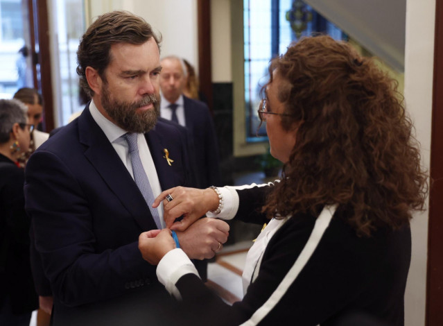 El portavoz de Vox en el Congreso, Iván Espinosa de los Monteros, recibe una pulsera por el Día del Cáncer Infantil a su llegada a una sesión plenaria