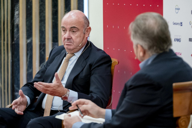 El presidente del Banco de España, Luis de Guindos (i), participa en un evento organizado por la Asociación Española de Directivos (AED), en el Hotel InterContinental, a 26 de septiembre de 2022, en Madrid (España). Durante el encuentro, en formato desayu