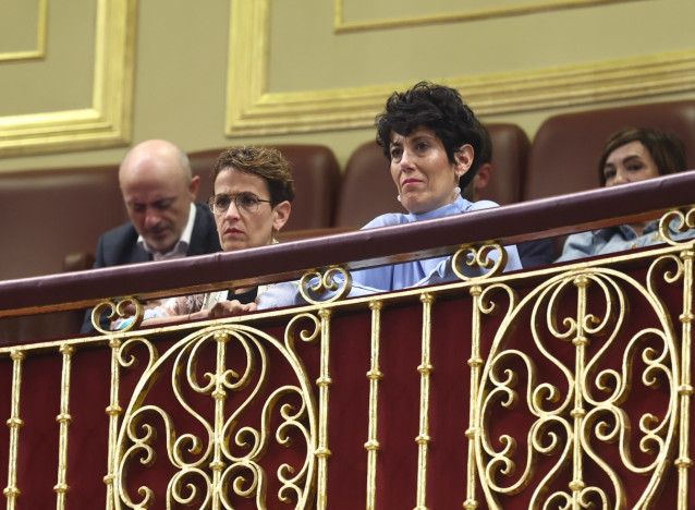 La presidenta del Gobierno de Navarra, María Chivite (i) y la consejera de Economía y Hacienda y portavoz del Gobierno de Navarra, Elma Saiz (d), durante una sesión plenaria, en el Congreso de los Diputados, a 29 de septiembre de 2022, en Madrid (España).