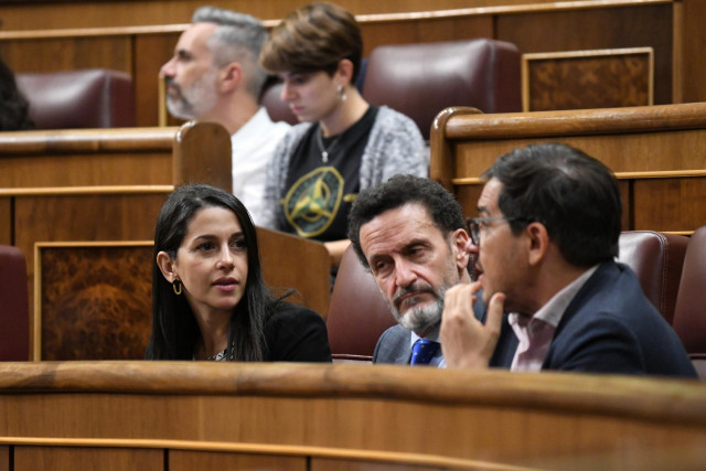 La líder de Cs, Inés Arrimadas, y el portavoz adjunto de Ciudadanos en el Congreso, Edmundo Bal, en una sesión plenaria en el Congreso.