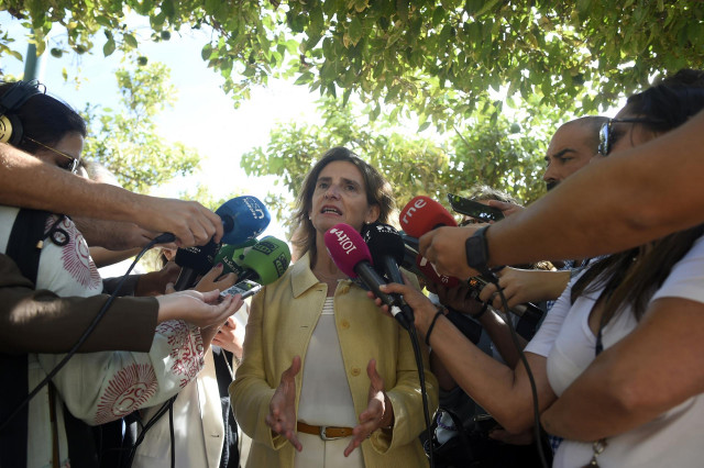 La vicepresidenta y ministra para la Transición Ecológica y el Reto demográfico, Teresa Ribera, durante la atención a los medios de comunicación este jueves en Málaga.