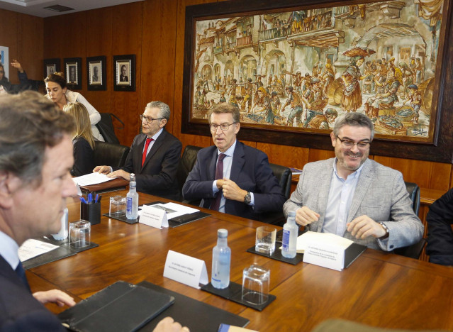 El presidente del Partido Popular, Alberto Núñez Feijóo (2d), asiste a una reunión con miembros del sector pesquero español, representado por CEPESCA, en la sede de la Cooperativa de Armadores de Pesca del Puerto de Vigo (ARVI), a 29 de septiembre de 2022