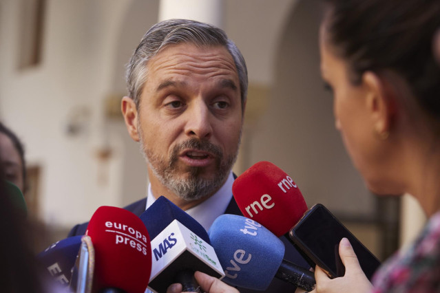 El vicesecretarío de Economía del PP Nacional, Juan Bravo, valora las palabras de la ministra de Hacienda por las rebajas fiscales, a 29 de septiembre de 2022 en Sevilla (Andalucía, España). Al término de la sesión de control al presidente de la Junta de