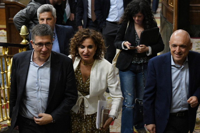 El portavoz del Grupo Parlamentario Socialista en el Congreso de los Diputados, Patxi López (i), y la ministra de Hacienda y Función Pública, María Jesús Montero.