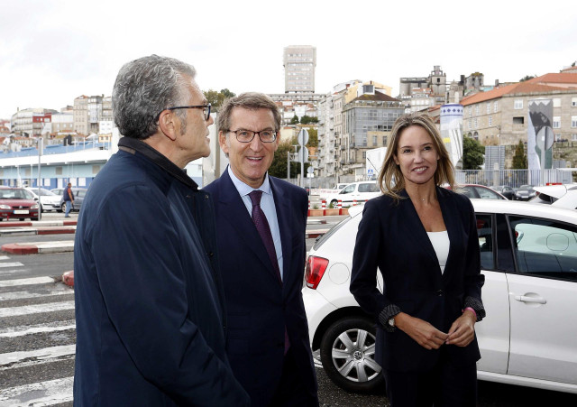 El presidente del Partido Popular, Alberto Núñez Feijóo, llega a una reunión con miembros del sector pesquero español.