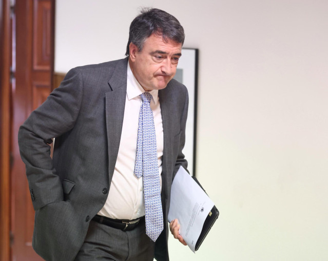 El portavoz del PNV en el Congreso, Aitor Esteban, a su llegada a una Junta de Portavoces en el Congreso de los Diputados.