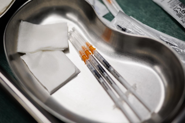Varias inyecciones con dosis de la vacuna contra la Covid-19