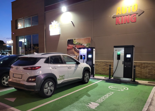 Un vehículo eléctrico repostando.