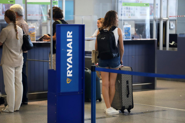 Archivo - Cientos de turistas hacen colas en los puestos de embarque de Ryanair, en el Aeropuerto Costa del Sol, en Málaga, Andalucía.