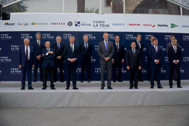 El rey Felipe junto al resto de personalidades que han asistido a la jornada inaugural del IV Foro La Toja, que se celebra en la isla de A Toxa, en O Grove (Pontevedra)