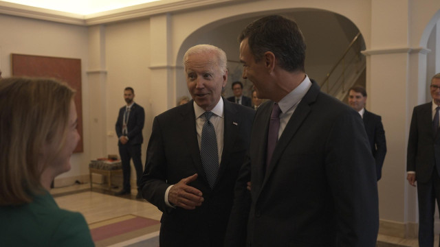 El presidente del Gobierno, Pedro Sánchez junto a su homólogo estadounidense, Joe Biden, durante la Cumbre de la OTAN celebrada en Madrid en junio, en una imagen del documental sobre el presidente del Gobierno.