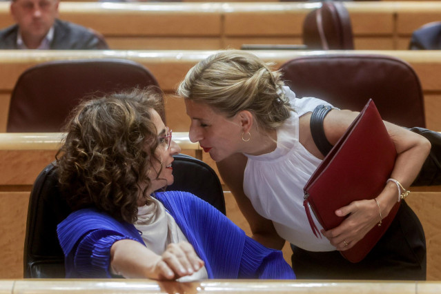 Archivo - La vicepresidenta segunda del Gobierno y ministra de Trabajo, Yolanda Díaz, y la ministra de Hacienda y Función Pública, María Jesús Montero, conversan en una sesión plenaria en el Senado, a 7 de junio de 2022, en Madrid (España).