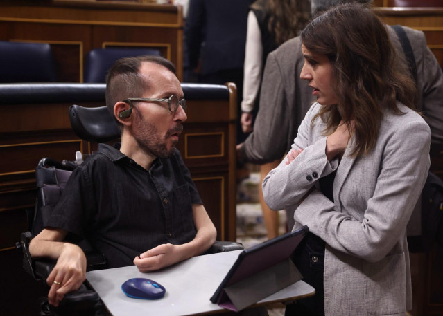 El portavoz de Unidas Podemos en el Congreso, Pablo Echenique y la ministra de Igualdad, Irene Montero, conversan durante una sesión de control al Gobierno, a 28 de septiembre de 2022, en Madrid (España). Durante la sesión plenaria se ha debatido la conva