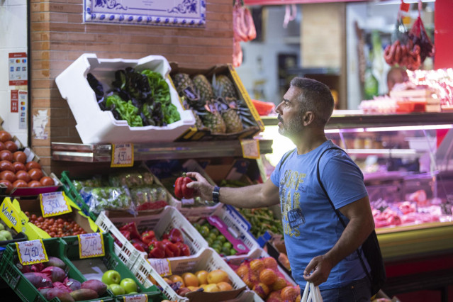 Un hombre comprando en un mercado