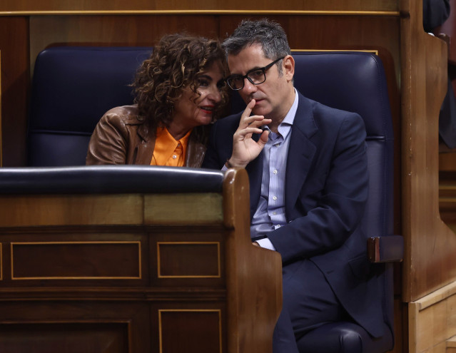 La ministra de Hacienda, María Jesús Montero y el ministro de la Presidencia, Relaciones con las Cortes y Memoria Democrática, Félix Bolaños, durante una sesión de control al Gobierno, a 28 de septiembre de 2022, en Madrid (España).