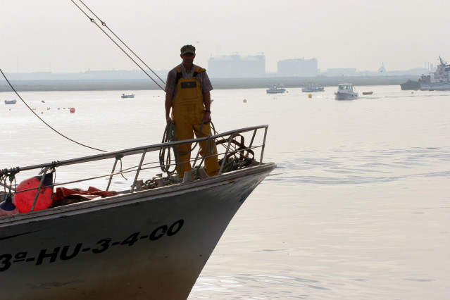 Archivo - Vista de un pescador en un barco pesquero. Imagen de archivo.