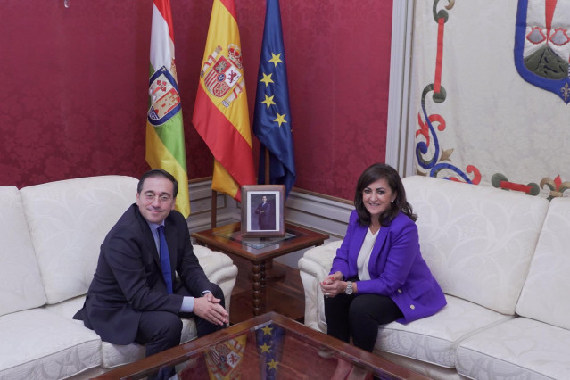 El ministro de Asuntos Exteriores, José Manuel Albares, junto a la presidenta del Gobierno, Concha Andreu