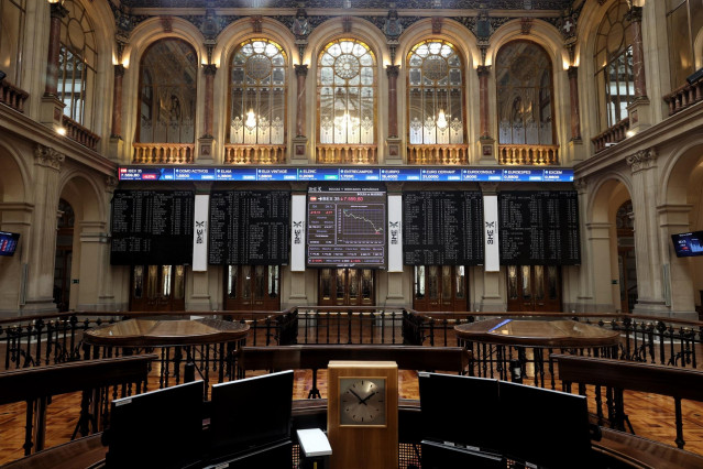 Un panel del Ibex 35 en el centro del Palacio de la Bolsa, a 23 de septiembre de 2022, en Madrid (España).