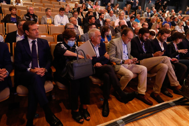 La diputada y portavoz del PSOE de Cambio Climático, Helena Caballero, segunda por la izquierda, durante la Jornada