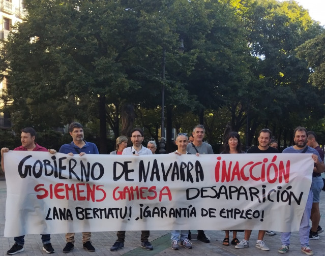 La representación sindical de Siemens Gamesa se concentra frente al Parlamento de Navarra.