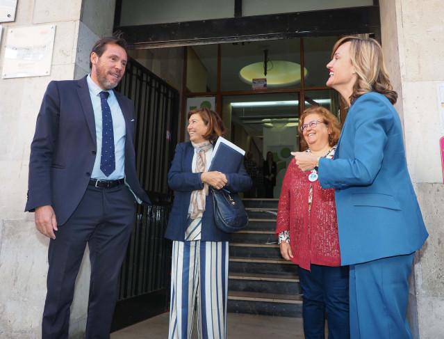 La ministra de Educación, Pilar Alegría, junto al alcalde de Valladolid, Óscar Puente, durante su visita al centro Santa Teresa de Jesús de Valladolid