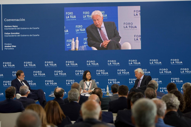 Los expresidentes del Gobierno de España, Mariano Rajoy y Felipe González (i), participan en una conferencia durante el Foro de La Toja, a 30 de septiembre de 2022, en la Isla de La Toja, O Grove, Pontevedra, Galicia (España). El Rey inauguró ayer, por cu