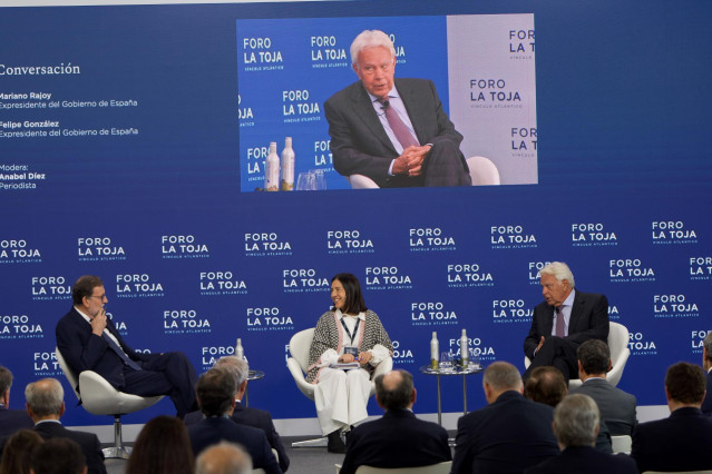 Los expresidentes del Gobierno de España, Mariano Rajoy y Felipe González (i), participan en una conferencia durante el Foro de La Toja, a 30 de septiembre de 2022, en la Isla de La Toja, O Grove, Pontevedra, Galicia (España). El Rey inauguró ayer, por cu