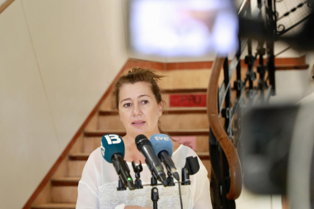 La presidenta del Govern, Francina Armengol, atendiendo a los medios en Algaida.
