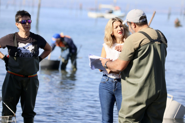 La vicepresidenta segunda del Gobierno y ministra de Trabajo, Yolanda Díaz habla con un mariscador en Vilagarcía de Arousa, a 30 de septiembre de 2022, en Vilagarcía de Arousa, Pontevedra, Galicia (España).