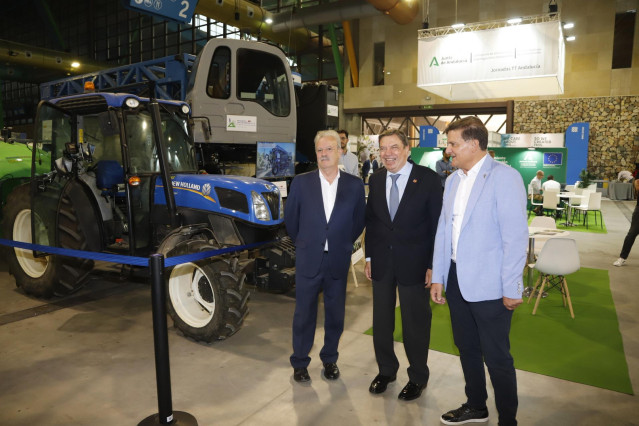 El ministro de Agricultura, Pesca y Alimentación, Luis Planas, visita al V Startup Europe Smart Agrifood Summit en el Palacio de Ferias y Congresos, a 30 de septiembre de 2022 en Málaga.