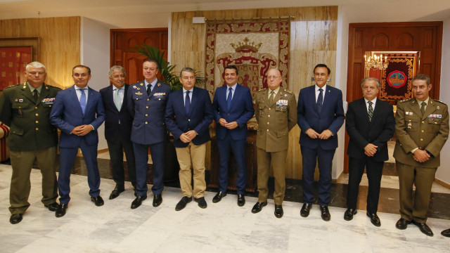 El consejero de Presidencia, Interior y Diálogo Social de la Junta de Andalucía, Antonio Sanz, (5i) posa junto al alcalde de Córdoba, José María Bellido (6i), el consejero de Universidad e Innovación de la Junta de Andalucía, José Carlos Gómez Villamandos