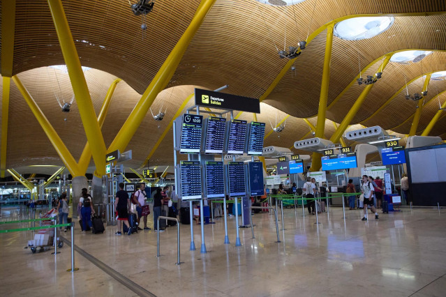 Archivo - Interior del aeropuerto Adolfo Suárez Madrid-Barajas, a 12 de agosto de 2022, en Madrid (España).
