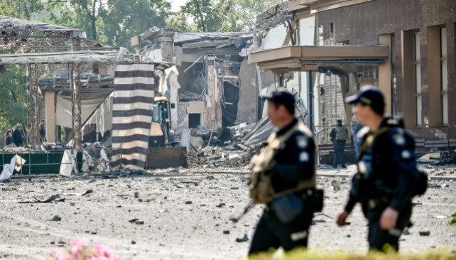 EuropaPress 4702394 militares ucranianos cerca lugar impacto misil ruso region zaporiyia