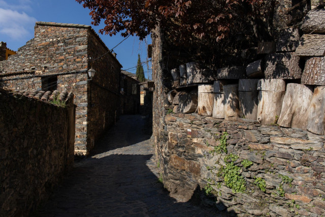 Archivo - Varias casas en una de las calles empedradas de Patones de Arriba, a 6 de abril de 2022, en Patones de Arriba, Madrid (España).