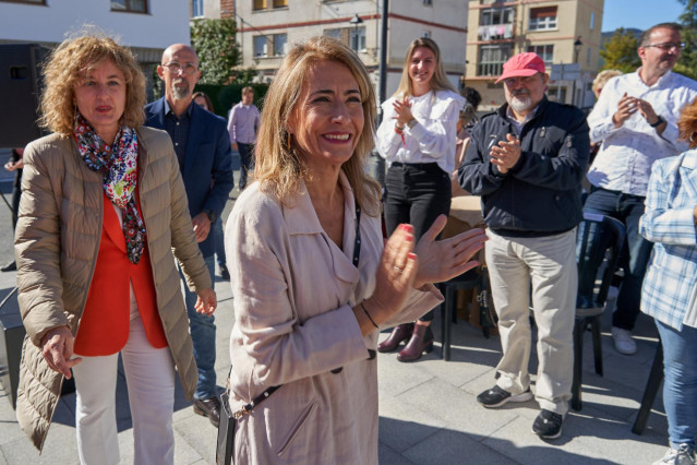 La ministra de Transportes, Movilidad y Agenda Urbana, Raquel Sánchez (c), participa junto a la secretaria general de los Socialistas Alaveses, Cristina González, en la Fiesta de las Agrupaciones del Territorio del PSE-EE, en  Nanclares de Oca