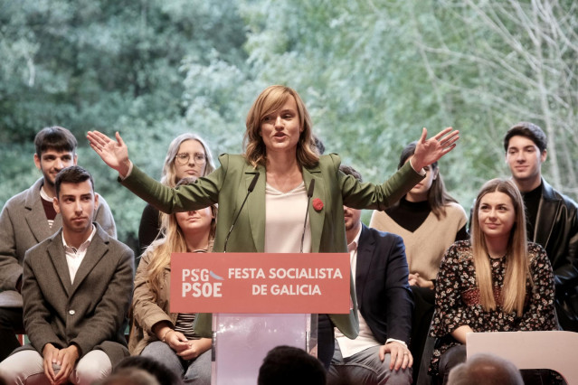 La ministra de Educación, Pilar Alegría, interviene durante la celebración de la Fiesta Socialista de Sigüeiro, a 1 de octubre de 2022, en Sigueiro, Oroso, A Coruña, Galicia (España).