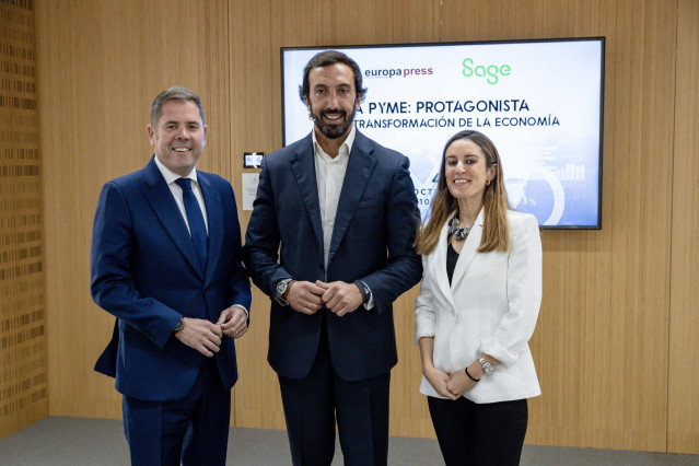 (I-D) El presidente de CEPYME, Gerardo Cuerva; el Managing Director Sage España y Portugal, José Luis Martín Zabala, y la directora de Desarrollo de Negocio de Europa Press, Candelas Martín de Cabiedes,, a 4 de octubre de 2022, en Madrid (España).