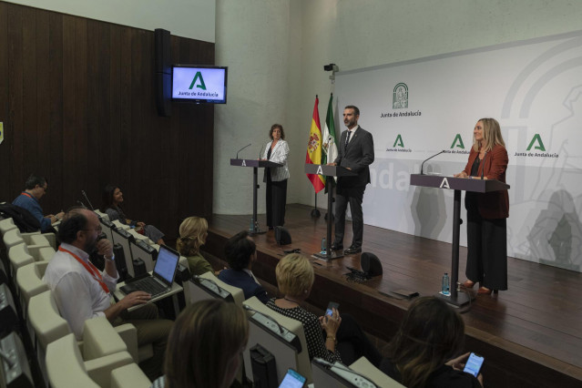 Los consejeros de Sostenibilidad, Medio Ambiente y Economía Azul y portavoz del Gobierno andaluz, Ramón Fernández-Pacheco (c); de Salud y Consumo, Catalina García (i); y de Fomento, Articulación del Territorio y Vivienda, Marifrán Carazo (d), durante la r